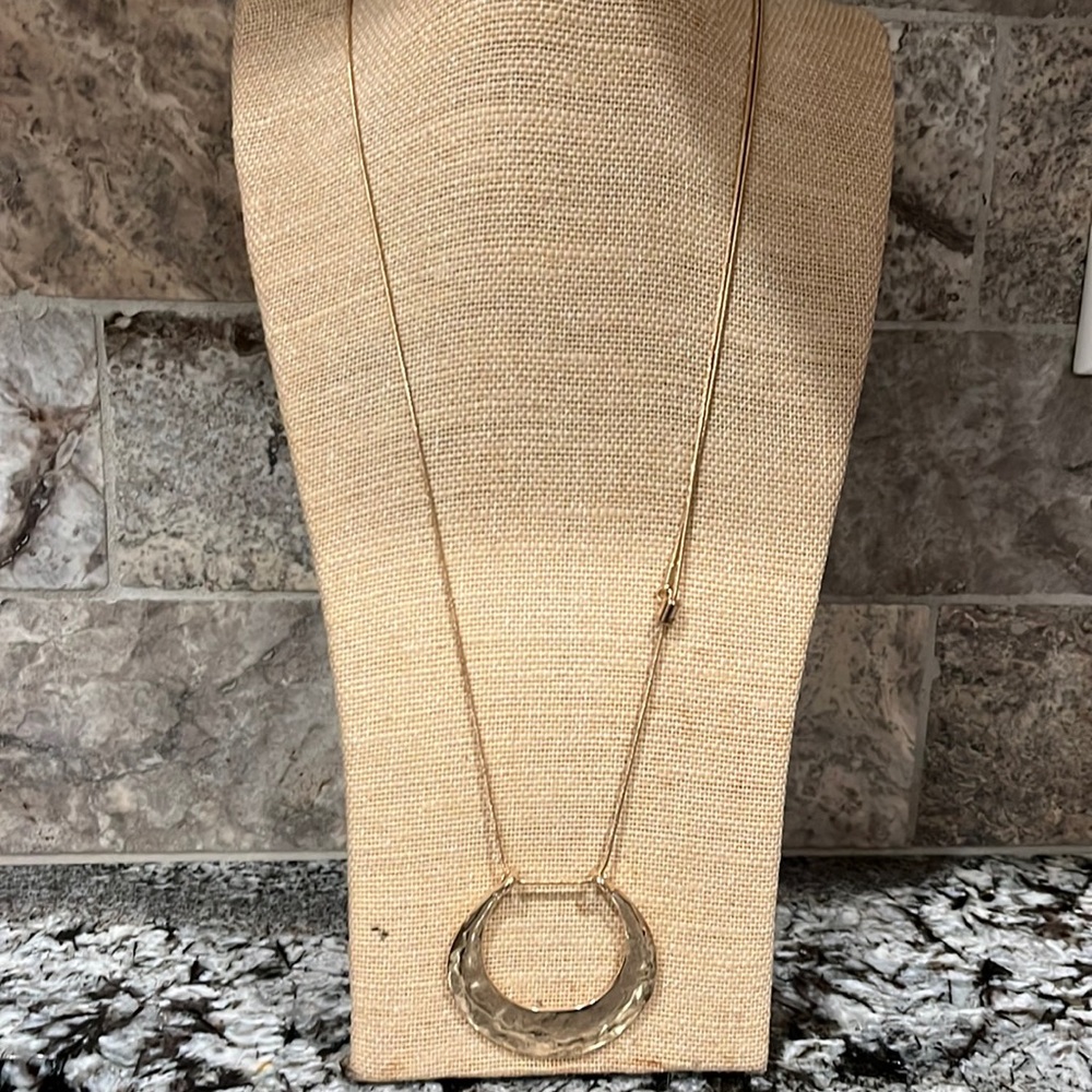 Gold circle necklace